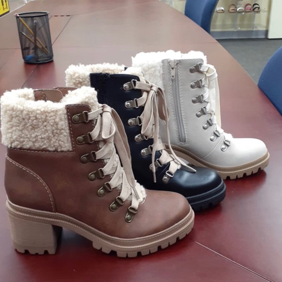 Black Sherpa lace up chunky lug sole shearling boot - Picture 5 of 9